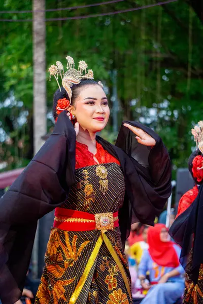 Central Java 'dan Gambyong dansı. Bu dans nezaketi, dostluğu ve misafirleri ağırlamayı temsil eder..