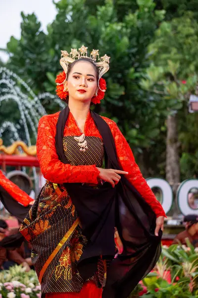 Central Java 'dan Gambyong dansı. Bu dans nezaketi, dostluğu ve misafirleri ağırlamayı temsil eder..