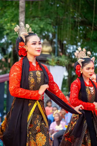 Central Java 'dan Gambyong dansı. Bu dans nezaketi, dostluğu ve misafirleri ağırlamayı temsil eder..