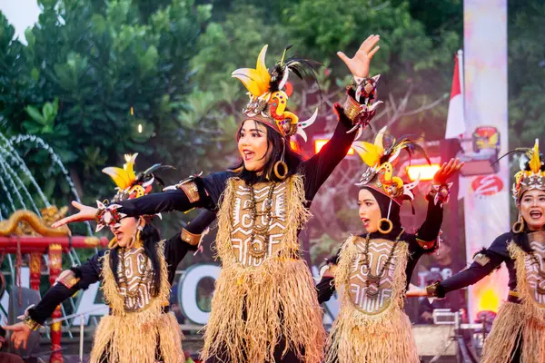 Papua 'dan Yamko Rambe Yamko. Bu dans Papuan 'ın mücadele ruhunu ve birlikteliğini tasvir ediyor..
