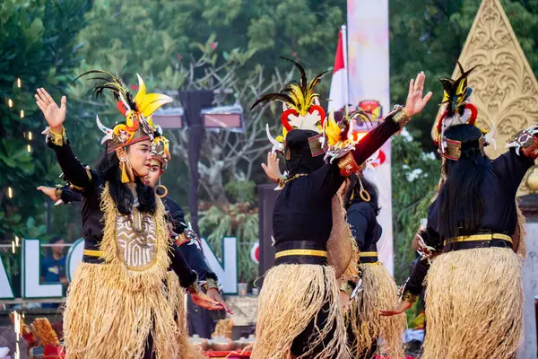 Papua 'dan Yamko Rambe Yamko. Bu dans Papuan 'ın mücadele ruhunu ve birlikteliğini tasvir ediyor..