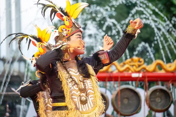 Papua 'dan Yamko Rambe Yamko. Bu dans Papuan 'ın mücadele ruhunu ve birlikteliğini tasvir ediyor..