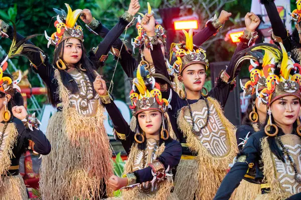 Papua 'dan Yamko Rambe Yamko. Bu dans Papuan 'ın mücadele ruhunu ve birlikteliğini tasvir ediyor..