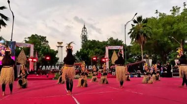 Papua 'dan Yamko Rambe Yamko. Bu dans Papuan 'ın mücadele ruhunu ve birlikteliğini tasvir ediyor..