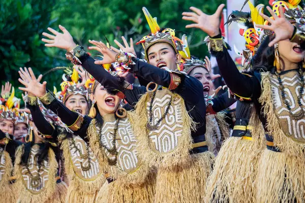 Papua 'dan Yamko Rambe Yamko. Bu dans Papuan 'ın mücadele ruhunu ve birlikteliğini tasvir ediyor..