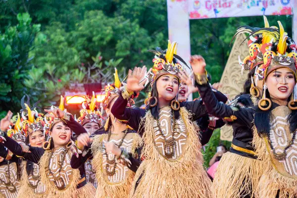 Papua 'dan Yamko Rambe Yamko. Bu dans Papuan 'ın mücadele ruhunu ve birlikteliğini tasvir ediyor..
