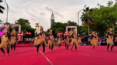 Papua 'dan Yamko Rambe Yamko. Bu dans Papuan 'ın mücadele ruhunu ve birlikteliğini tasvir ediyor..