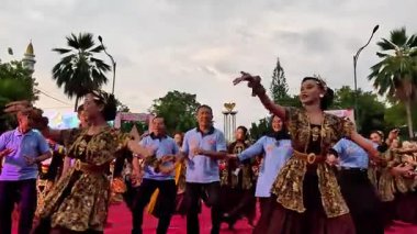 Tulungagung 'dan Nusantara dansı. Bu dans Endonezya toplumunun çeşitliliğinin bir göstergesidir.