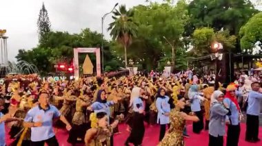 Tulungagung 'dan Nusantara dansı. Bu dans Endonezya toplumunun çeşitliliğinin bir göstergesidir.