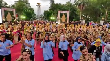 Tulungagung 'dan Nusantara dansı. Bu dans Endonezya toplumunun çeşitliliğinin bir göstergesidir.