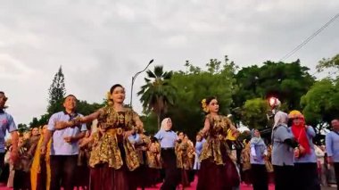 Tulungagung 'dan Nusantara dansı. Bu dans Endonezya toplumunun çeşitliliğinin bir göstergesidir.