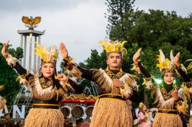 Papua 'dan Sajojo dansı. Bu dans Papuan 'ın neşesini, birlikteliğini ve dostluğunu tasvir ediyor..