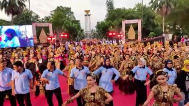 Tulungagung 'dan Nusantara dansı. Bu dans Endonezya toplumunun çeşitliliğinin bir göstergesidir.