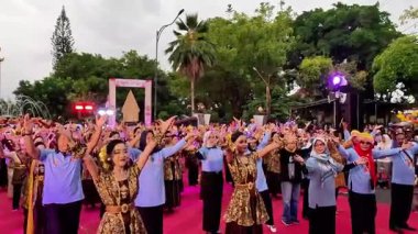 Tulungagung 'dan Nusantara dansı. Bu dans Endonezya toplumunun çeşitliliğinin bir göstergesidir.