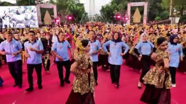 Tulungagung 'dan Nusantara dansı. Bu dans Endonezya toplumunun çeşitliliğinin bir göstergesidir.