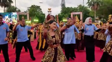 Tulungagung 'dan Nusantara dansı. Bu dans Endonezya toplumunun çeşitliliğinin bir göstergesidir.