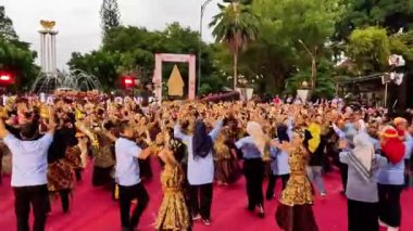 Tulungagung 'dan Nusantara dansı. Bu dans Endonezya toplumunun çeşitliliğinin bir göstergesidir.