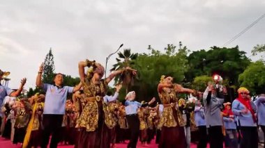 Tulungagung 'dan Nusantara dansı. Bu dans Endonezya toplumunun çeşitliliğinin bir göstergesidir.