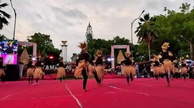 Papua 'dan Sajojo dansı. Bu dans Papuan 'ın neşesini, birlikteliğini ve dostluğunu tasvir ediyor..