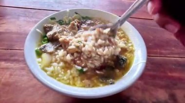 Bir tabak soto babad. Soto babad, Endonezya 'nın iç organlı et çorbası..