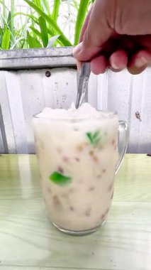 Es campur (karışık buz). Endonezya tatlısında beyaz ekmek, meyve, jöle, genç hindistan cevizi, şerbetli bant ve süt bulunur..