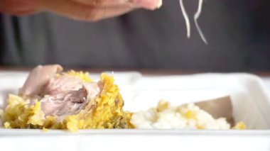 Ayam geprek yemek (Endonezya baharatlı kızarmış tavuk) pilavlı ve elleri köpüklü