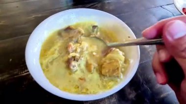 Gulai veya Gule Babat Jeroan Kambing. Keçi ya da kuzu köri bağırsağı, tüm baharatlarla birlikte. Sos kalın ve baharatlı..
