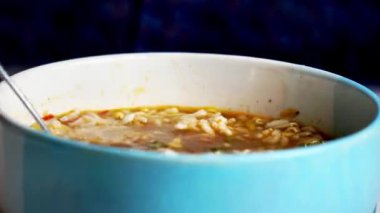 Rawon (Endonezya kara çorbası), Endonezya 'nın Ponorogo şehrinden gelen tipik bir yemek türüdür. Kluwek (Pangium edule) kullanarak özel baharat karışımı ile siyah et çorbası).