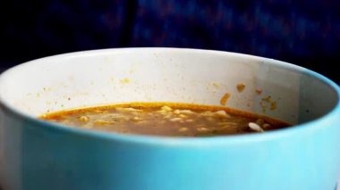 Rawon (Endonezya kara çorbası), Endonezya 'nın Ponorogo şehrinden gelen tipik bir yemek türüdür. Kluwek (Pangium edule) kullanarak özel baharat karışımı ile siyah et çorbası).