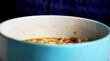 Rawon (Endonezya kara çorbası), Endonezya 'nın Ponorogo şehrinden gelen tipik bir yemek türüdür. Kluwek (Pangium edule) kullanarak özel baharat karışımı ile siyah et çorbası).