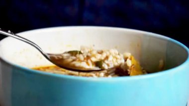 Rawon (Endonezya kara çorbası), Endonezya 'nın Ponorogo şehrinden gelen tipik bir yemek türüdür. Kluwek (Pangium edule) kullanarak özel baharat karışımı ile siyah et çorbası).