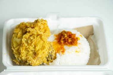 Ayam geprek (Endonezya baharatlı kızarmış tavuk) ve pilav ve köpük.