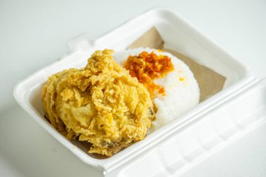 Ayam geprek (Endonezya baharatlı kızarmış tavuk) ve pilav ve köpük.
