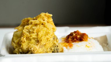 Ayam geprek (Endonezya baharatlı kızarmış tavuk) ve pilav ve köpük.