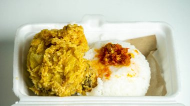 Ayam geprek (Endonezya baharatlı kızarmış tavuk) ve pilav ve köpük.