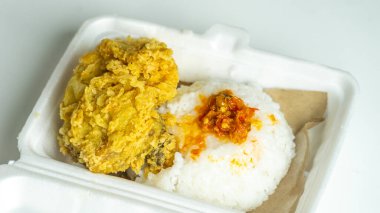 Ayam geprek (Endonezya baharatlı kızarmış tavuk) ve pilav ve köpük.