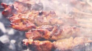 Şef kömürle pişirilmiş sate ayam (tavuk şişi). Fıstık soslu Sate Ayam..