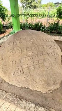 Prasasti Lucem taşı veya Prasasti Poh Sarang (Lucem yazıtları). Yazıda doğayı korumak için bir komut var..