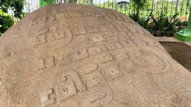 Prasasti Lucem taşı veya Prasasti Poh Sarang (Lucem yazıtları). Yazıda doğayı korumak için bir komut var..