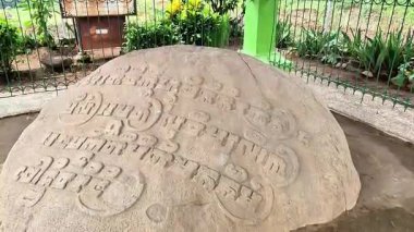 Prasasti Lucem taşı veya Prasasti Poh Sarang (Lucem yazıtları). Yazıda doğayı korumak için bir komut var..