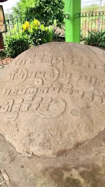 Prasasti Lucem taşı veya Prasasti Poh Sarang (Lucem yazıtları). Yazıda doğayı korumak için bir komut var..