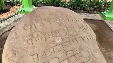 Prasasti Lucem taşı veya Prasasti Poh Sarang (Lucem yazıtları). Yazıda doğayı korumak için bir komut var..