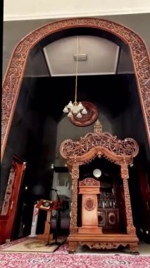 Kürsü rahibin camide cuma vaazını vermesi için.