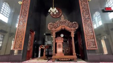 Kürsü rahibin camide cuma vaazını vermesi için.