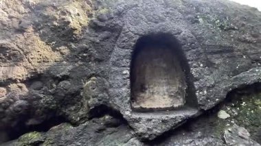 Selo Mangleng Mağarası 'ndaki güzel oyma taş. Bu mağara Kral Airlangga 'nın kızı Dewi Kilisuci tarafından meditasyon için kullanılan mağara.