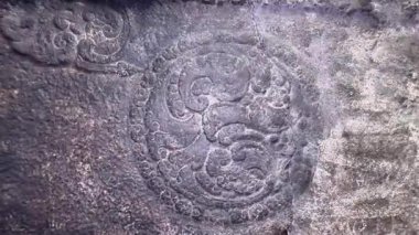 Selo Mangleng Mağarası 'ndaki güzel oyma taş. Bu mağara Kral Airlangga 'nın kızı Dewi Kilisuci tarafından meditasyon için kullanılan mağara.