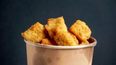 Kâğıt kasede çıtır çıtır tofu (tahu çıtır). Endonezya sokak yemekleri.