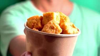 Kâğıt kasede çıtır çıtır tofu (tahu çıtır). Endonezya sokak yemekleri.
