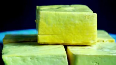 Tahu takwa (tahu kuning, tahu sarı tofu), Kediri, Doğu Java 'dan geleneksel tofu. Bu sarı renk zerdeçal ile ıslatılmış tofu..