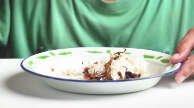 Kızarmış çekirge yemek (walang goreng) ve pilav yemek.. 